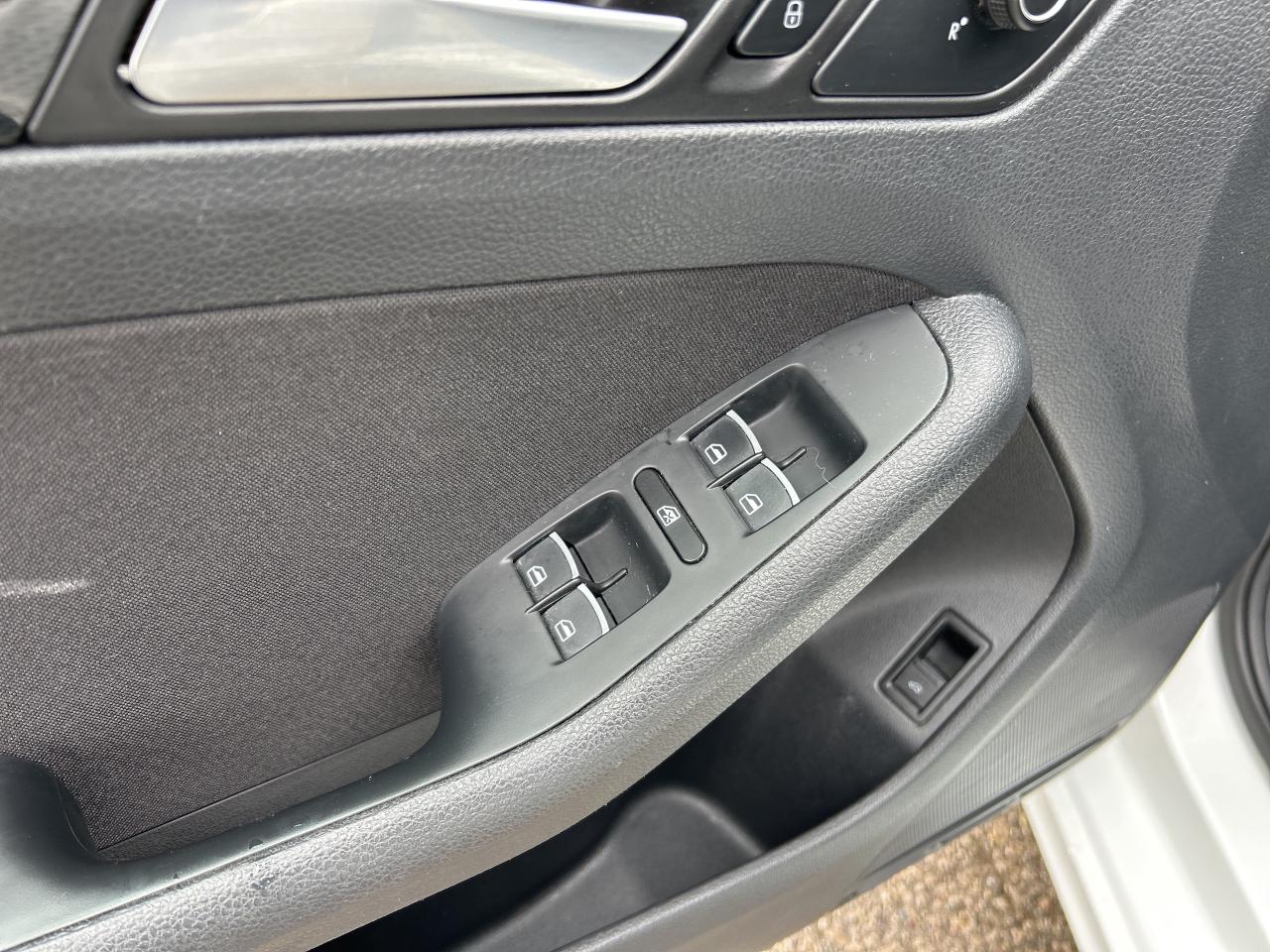 2016 Volkswagen Jetta Sedan COMFORTLINE, CLEAN CARFAX, MANUAL, SUNROOF! - Photo #16