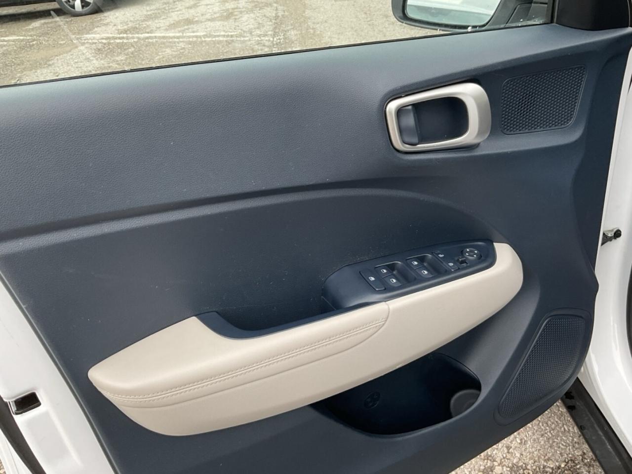 2021 Hyundai Venue 1.6L Trend! Great Kms! One Owner! Photo