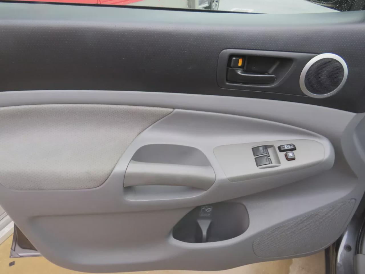 2011 Toyota Tacoma BASE (4X4**RARE!!**SAFETY/CERTIFIED!!**SOLID FRAME!!**MANUAL TRANSMISSION**A/C**TRAILER HITCH**ALLOY RIMS**POWER DOORS**POWER LOCKS**CD PLAYER**) Photo