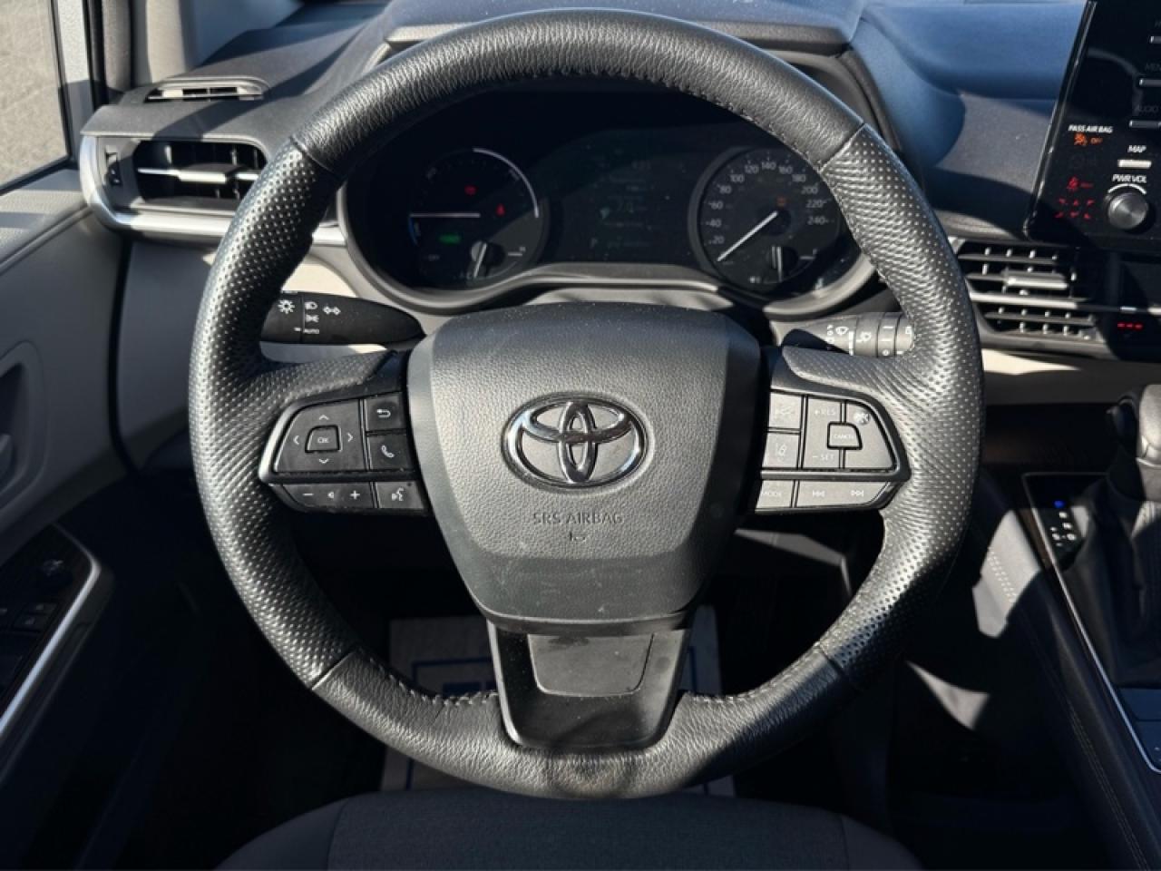 2024 Toyota Sienna LE Photo2