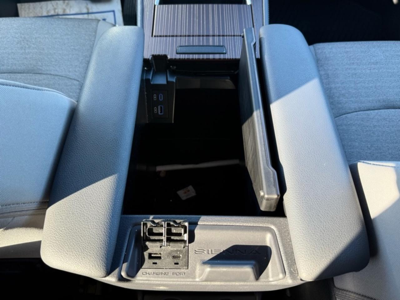 2024 Toyota Sienna LE Photo