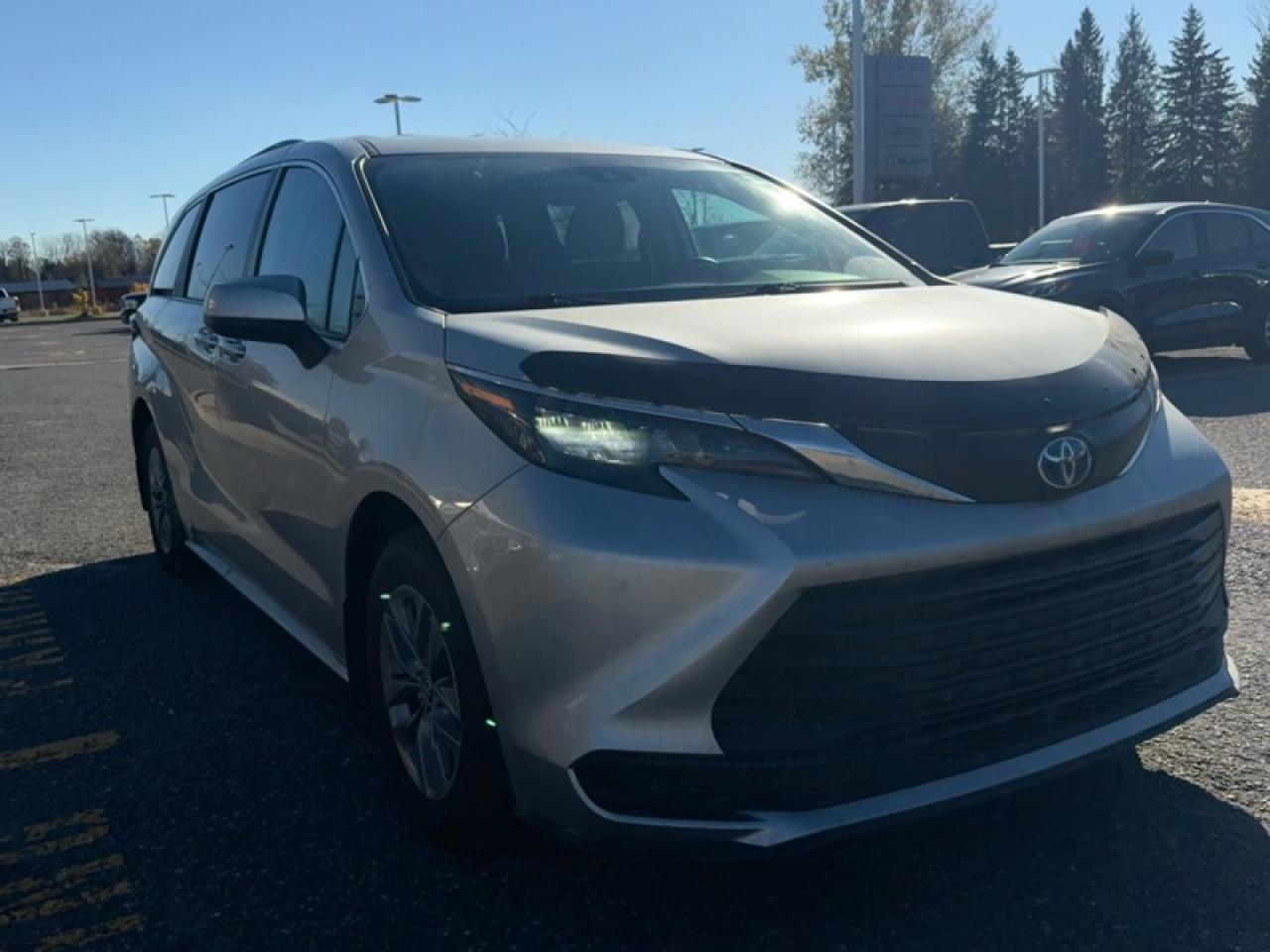 2024 Toyota Sienna LE Photo3