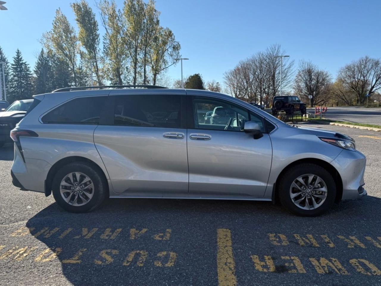 2024 Toyota Sienna LE Photo4