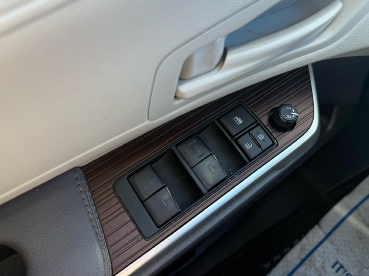 2024 Toyota Sienna LE Photo