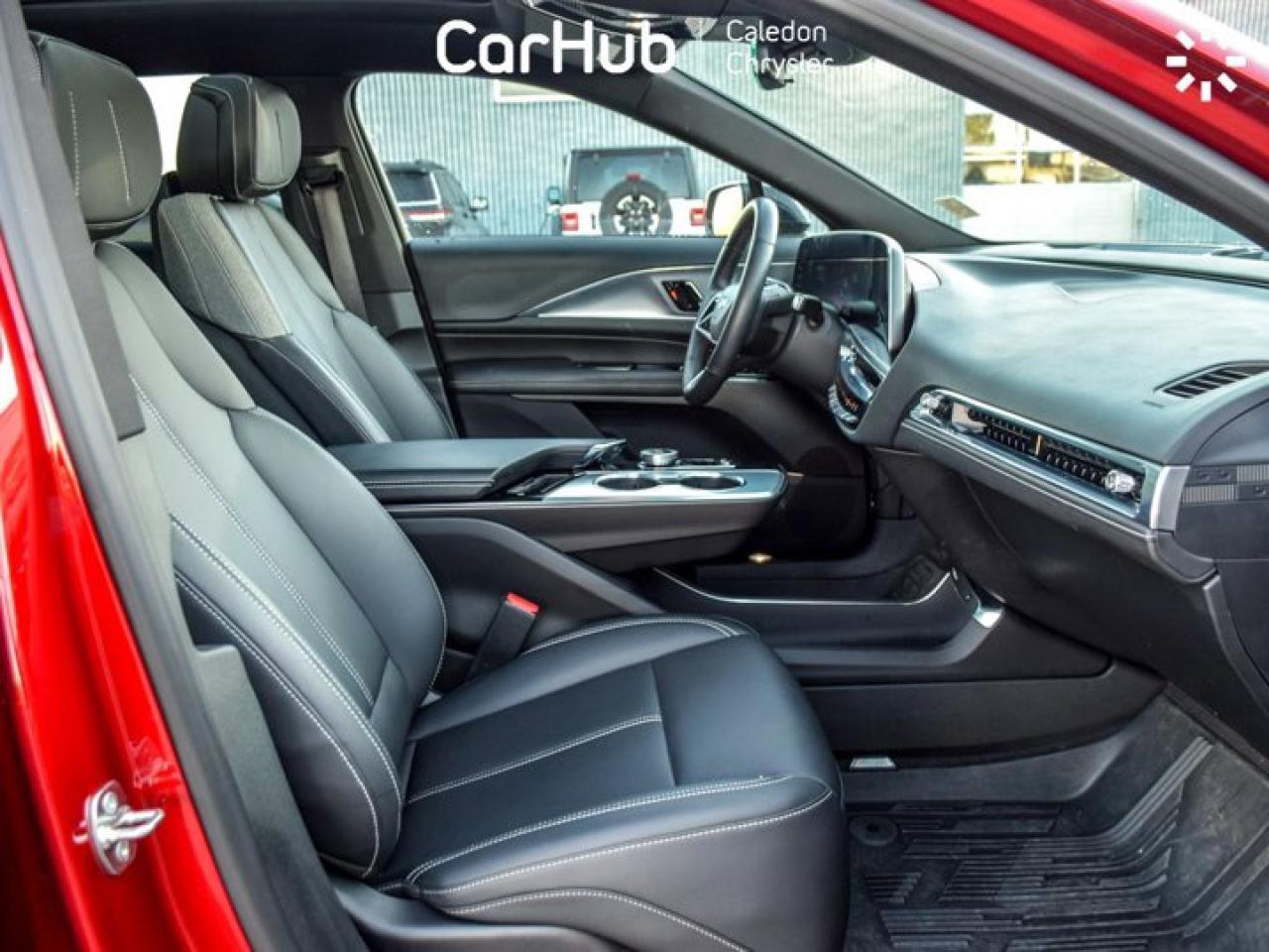 2024 Cadillac LYRIQ Tech 33"Display Glass Roof w/Power Sahade Blind Spot R-Start Photo