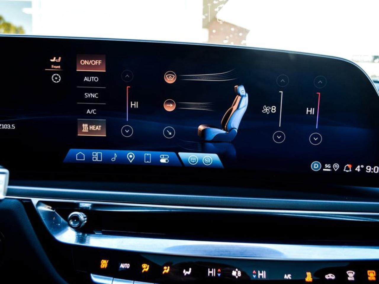 2024 Cadillac LYRIQ Tech 33"Display Glass Roof w/Power Sahade Blind Spot R-Start Photo4