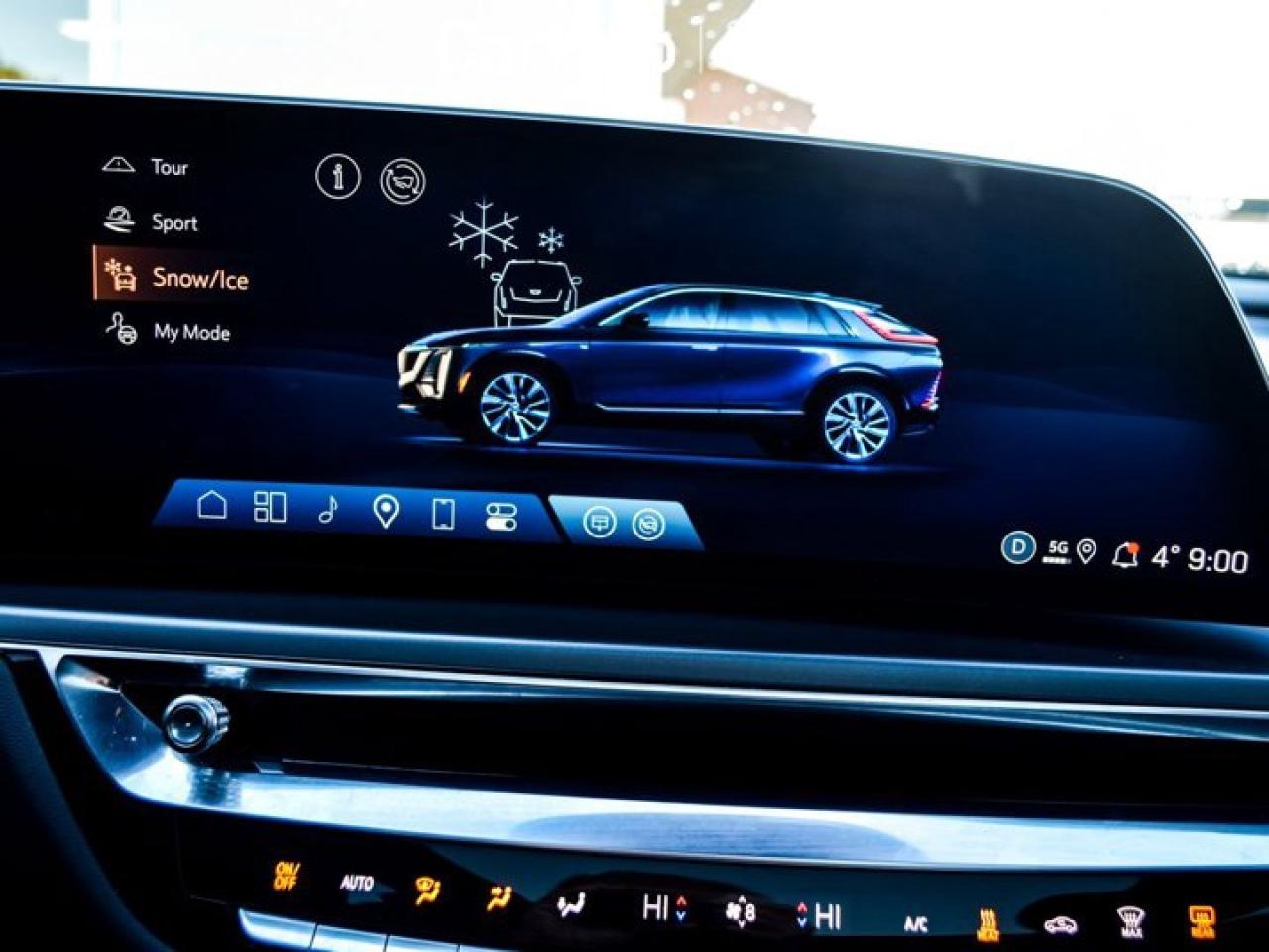 2024 Cadillac LYRIQ Tech 33"Display Glass Roof w/Power Sahade Blind Spot R-Start Photo3