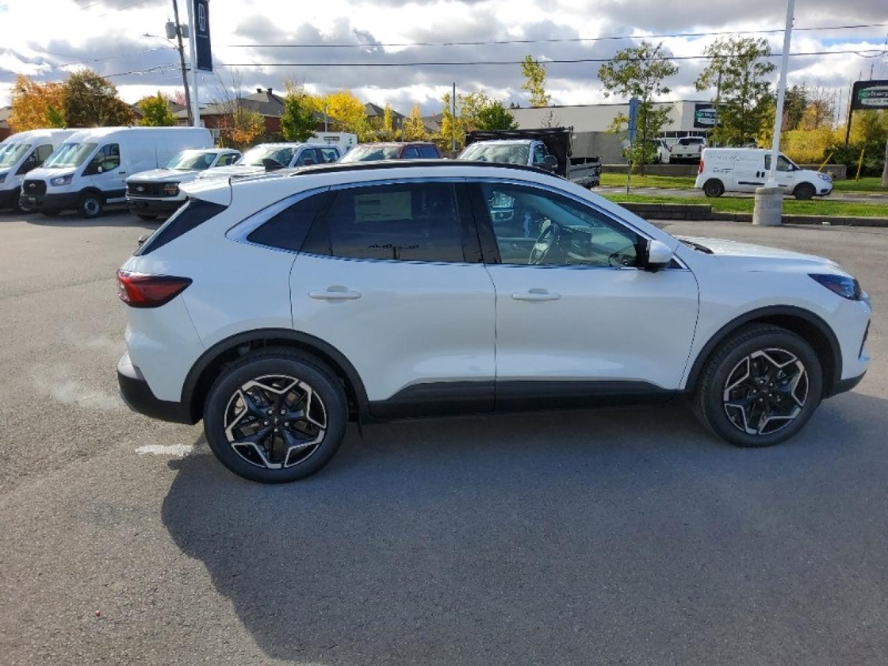 2025 Ford Escape Platinum Photo4