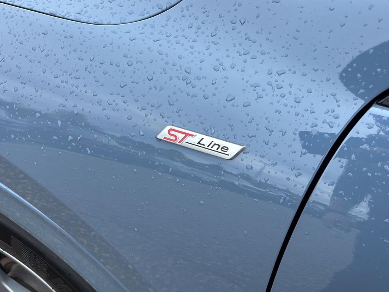 2023 Ford Escape ST-LINE, AWD, 2.5L HYBRID, HEATED SEATS AND WHEEL! Photo