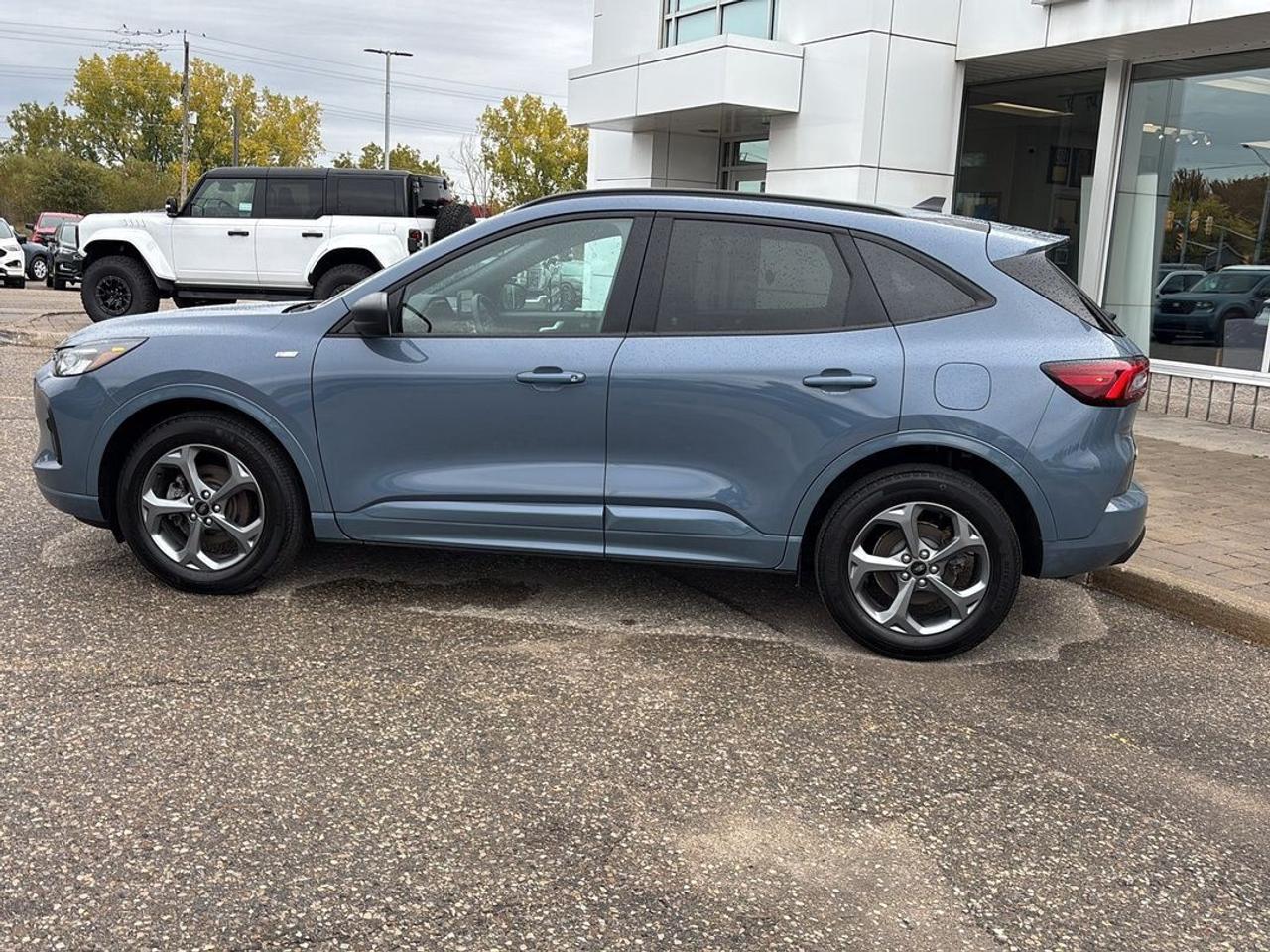 2023 Ford Escape ST-LINE, AWD, 2.5L HYBRID, HEATED SEATS AND WHEEL! Photo