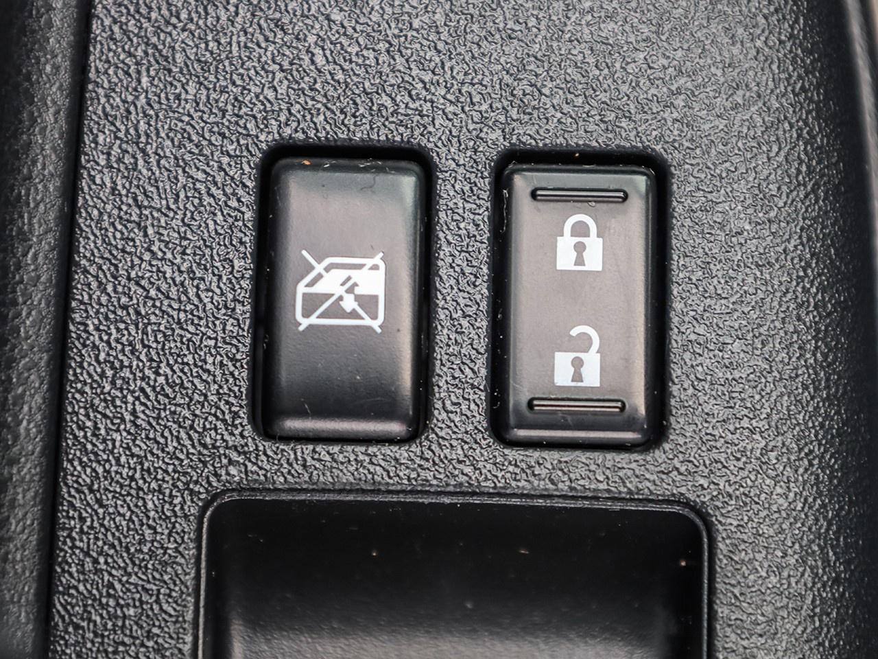 2015 Nissan Micra SV Photo