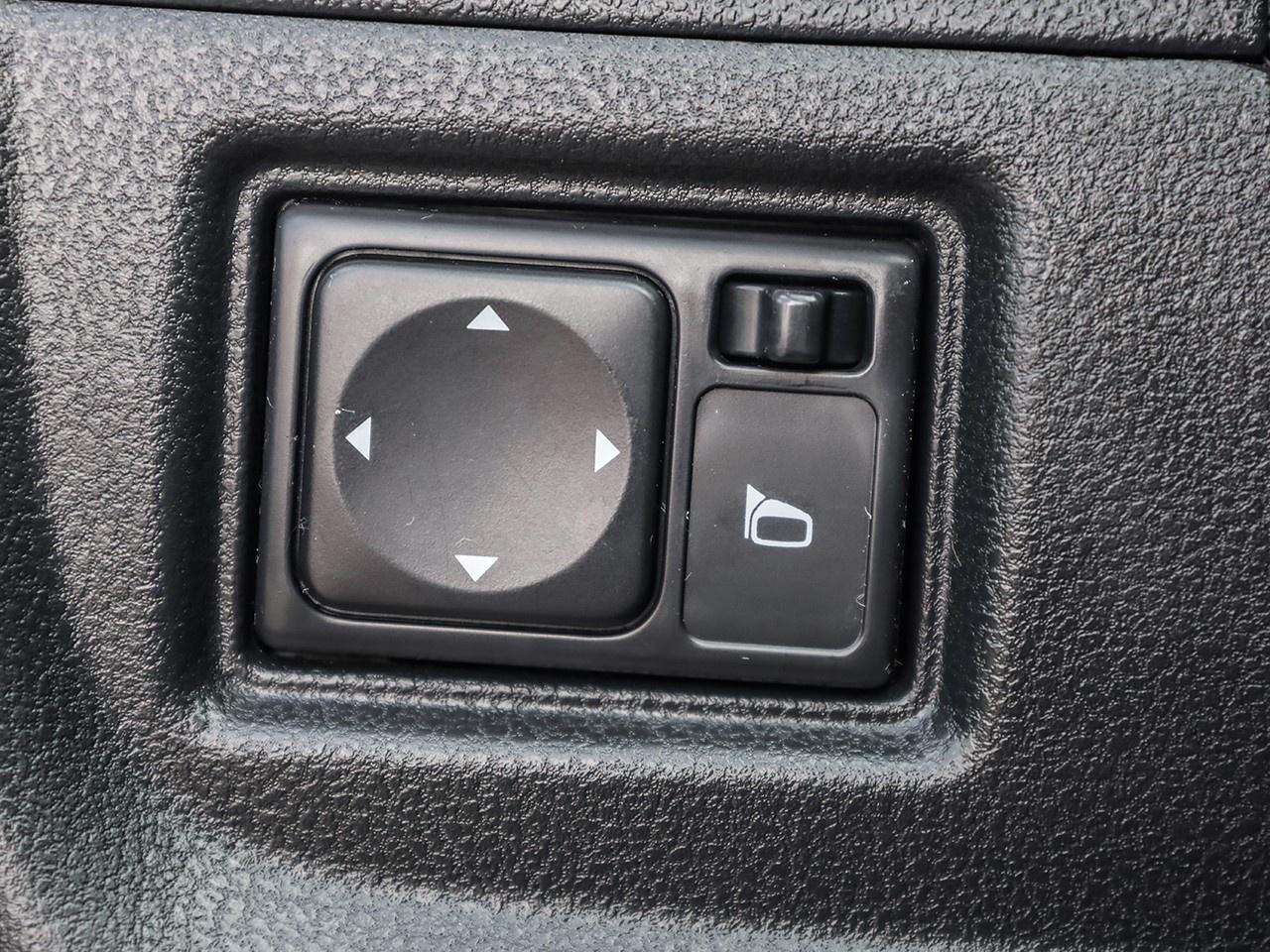 2015 Nissan Micra SV Photo