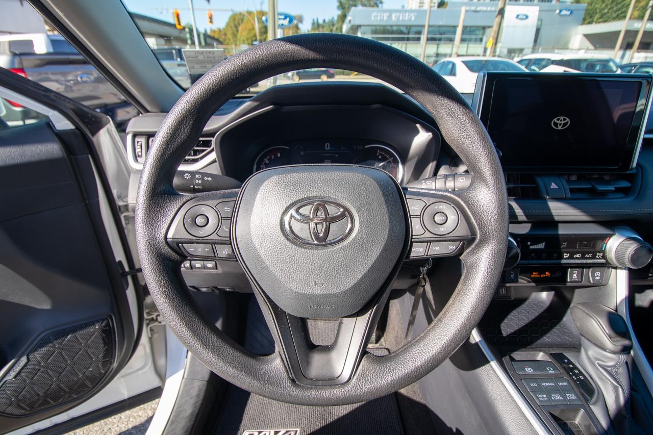 2025 Toyota RAV4 LE AWD Photo5