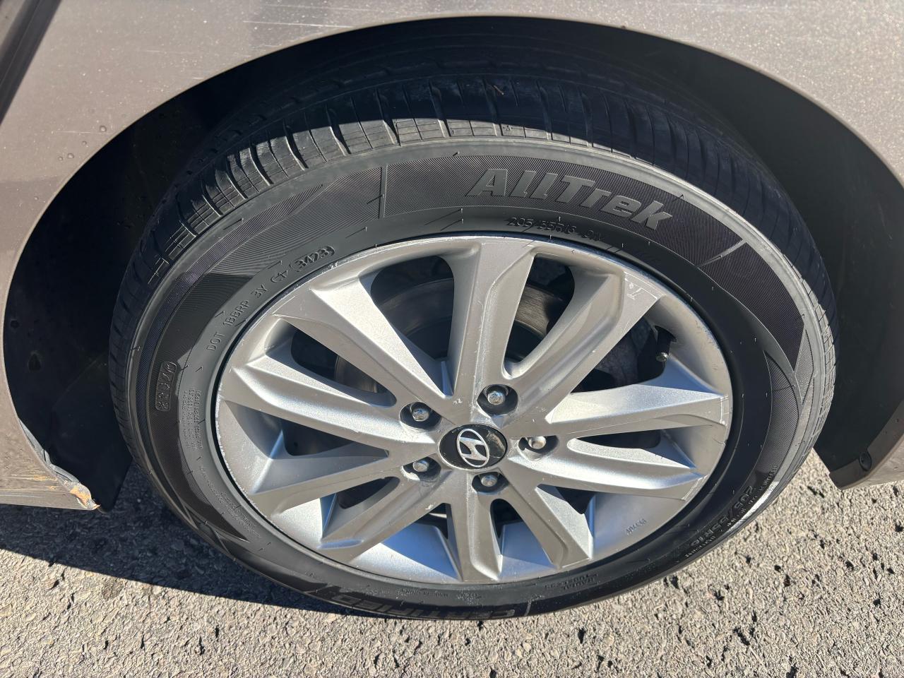 2015 Hyundai Elantra GL, 6 Spd. Manual Transmission, Alloys, - Photo #20