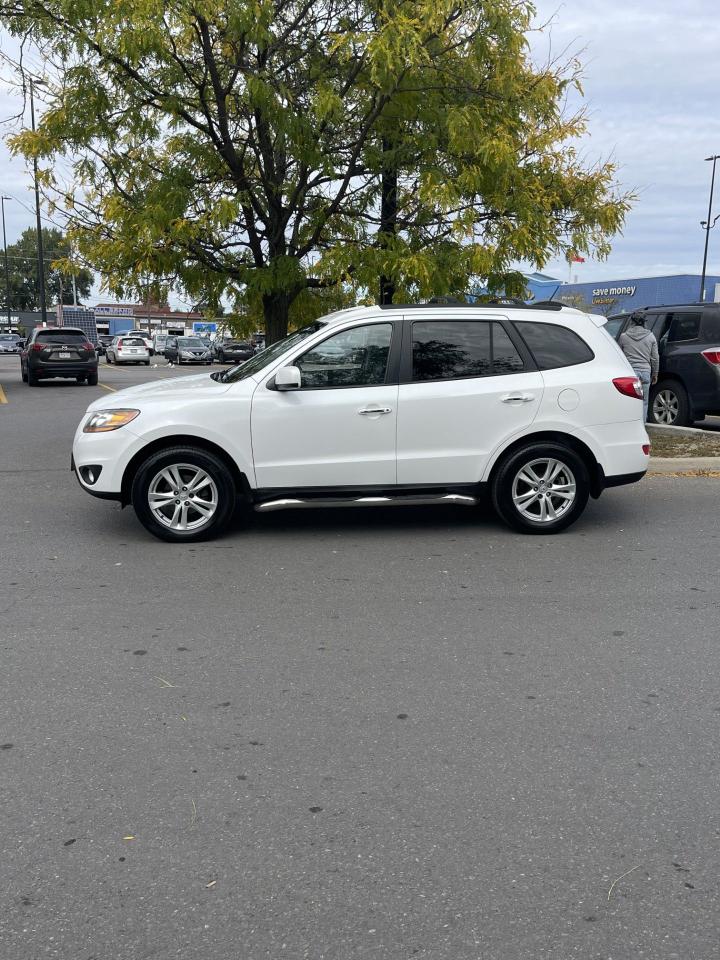 2011 Hyundai Santa Fe AWD   LIMITED   ONLY 147,000 KMS - Photo #2