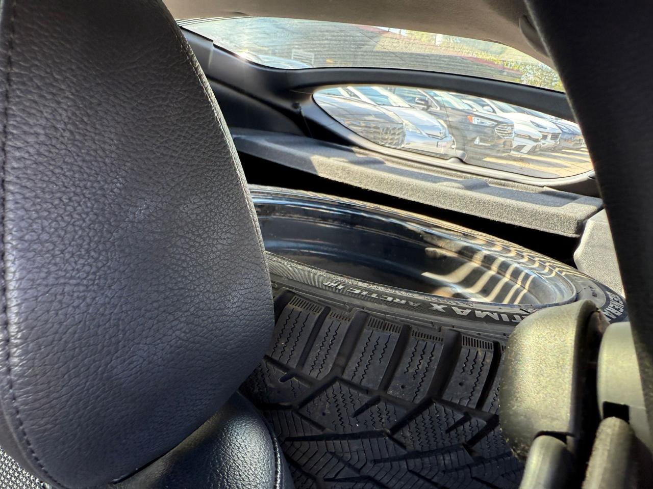 2013 Hyundai Veloster TECH / COUPE / REVERSE CAM / YOU SAFETY YOU SAVE - Photo #7