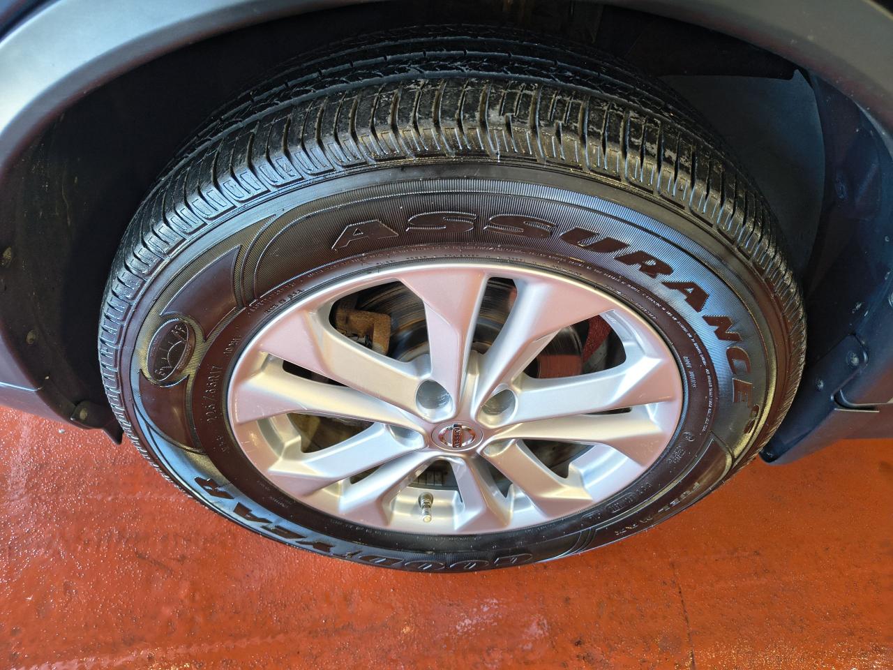 2015 Nissan Rogue SV AWD Photo0