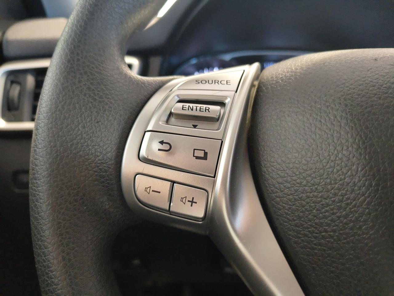2015 Nissan Rogue SV AWD Photo0