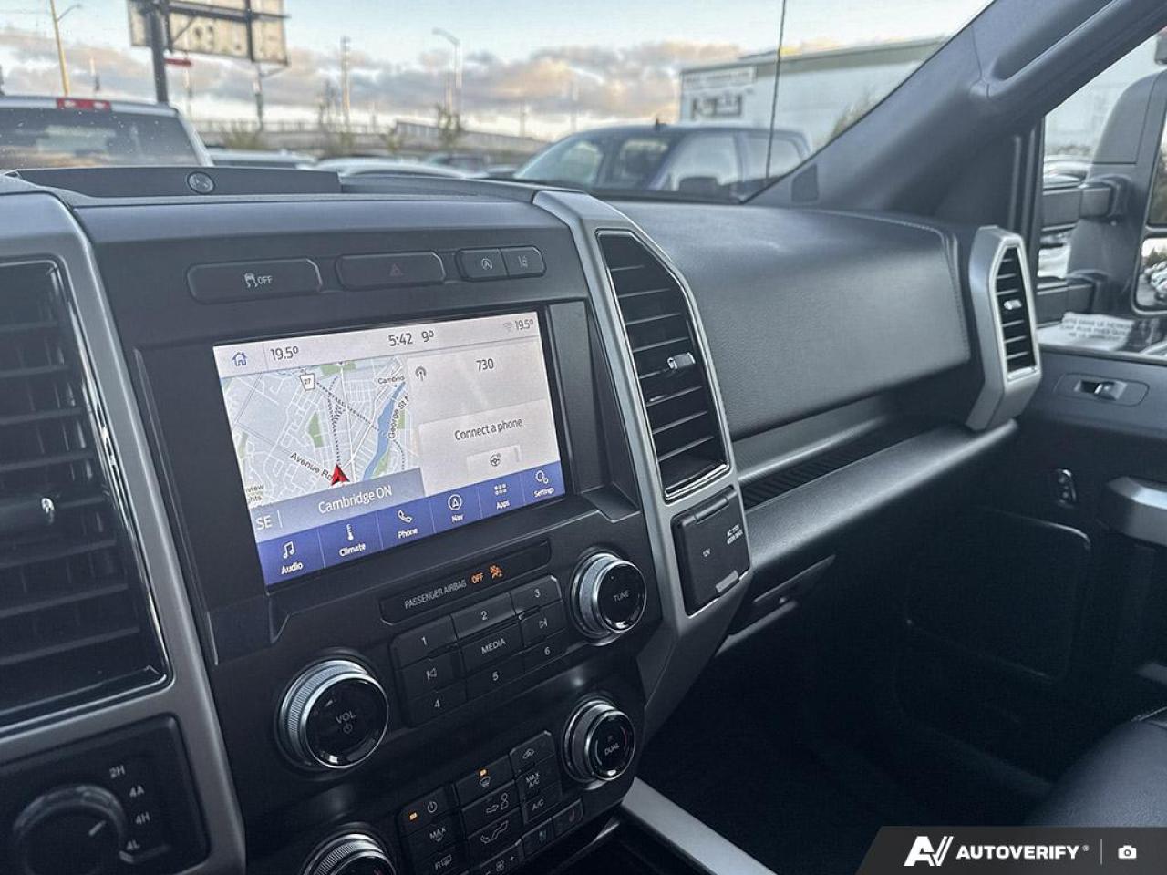 2020 Ford F-150 LARIAT / NO ACCIDENTS / LEATHER / NAV / PANO ROOF - Photo #24