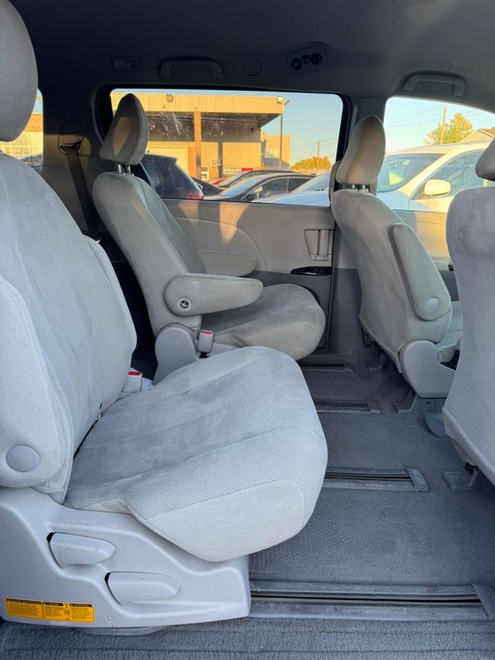 2011 Toyota Sienna  - Photo #7