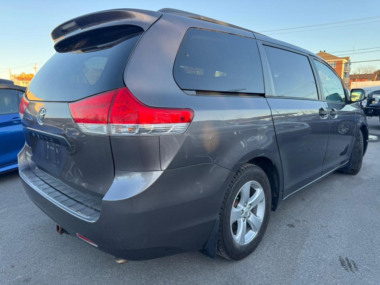 2011 Toyota Sienna  - Photo #4