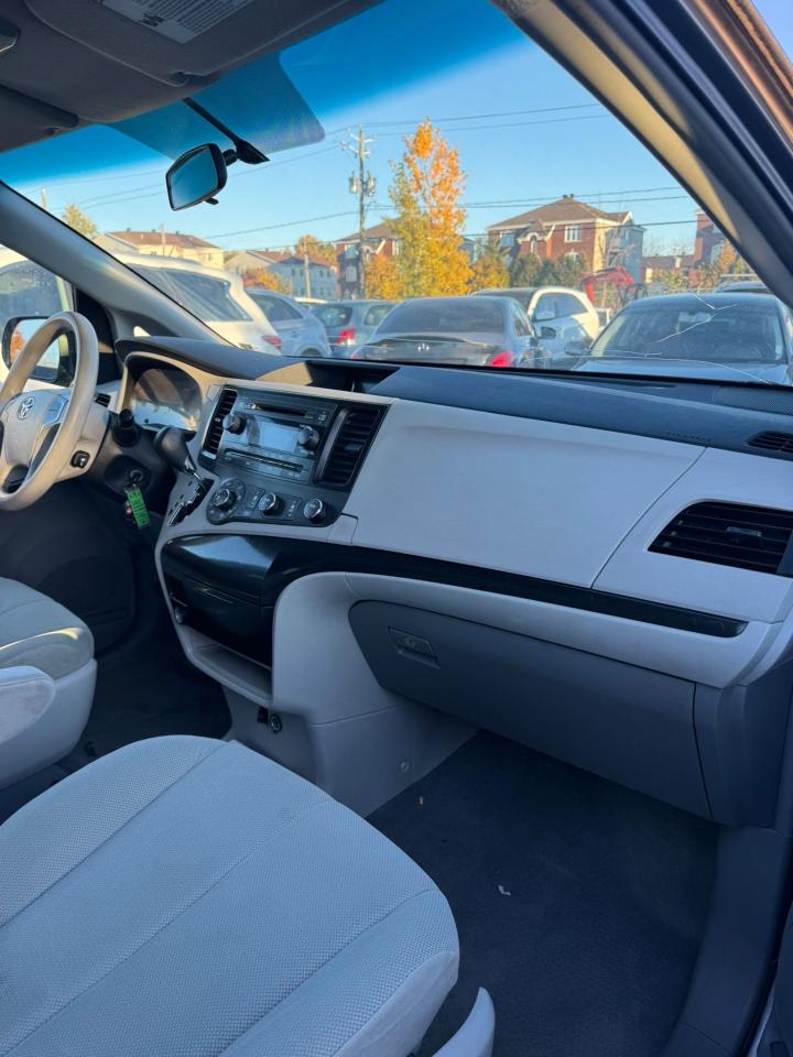 2011 Toyota Sienna  - Photo #9