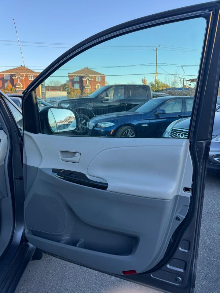 2011 Toyota Sienna  - Photo #11