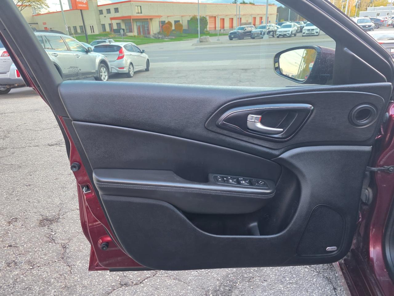 2015 Chrysler 200 V6 AWD | Sunroof | Alpine Sound | Heated Seats | Backup Camera Photo