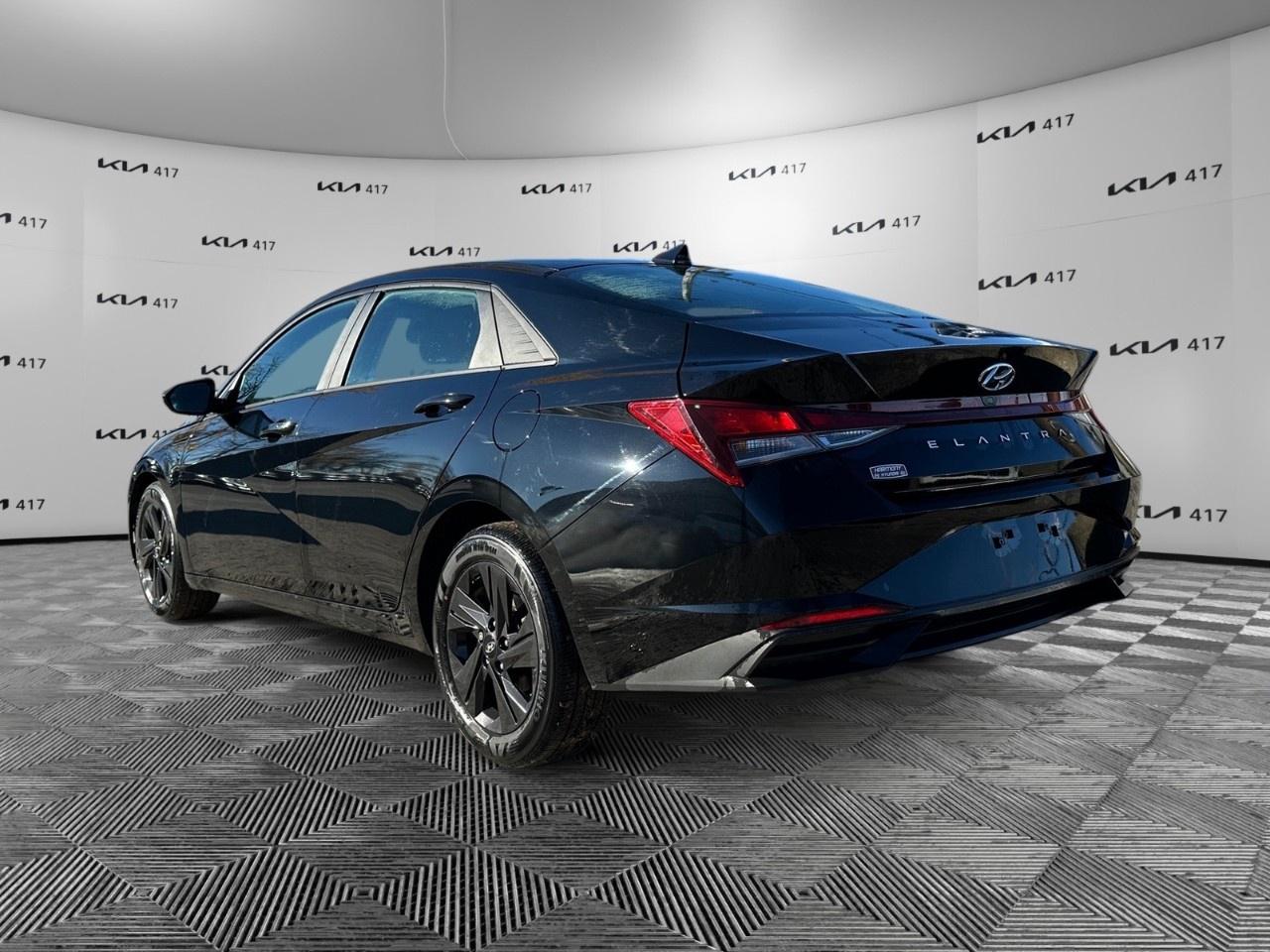 2022 Hyundai Elantra Preferred IVT Photo