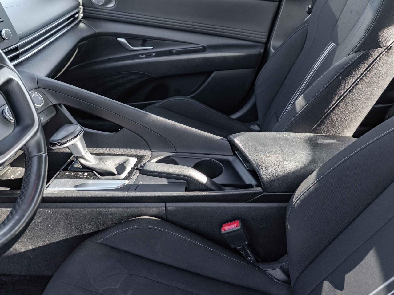 2022 Hyundai Elantra Preferred IVT Photo