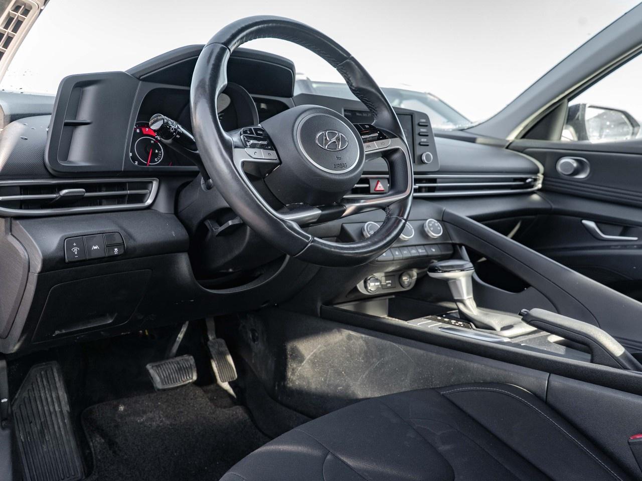 2022 Hyundai Elantra Preferred IVT Photo