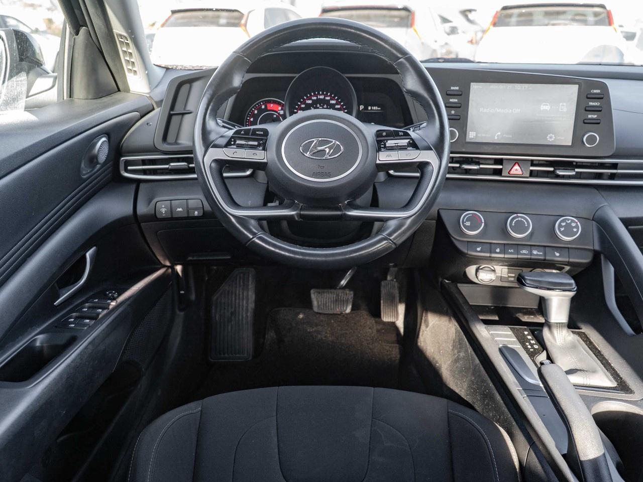 2022 Hyundai Elantra Preferred IVT Photo