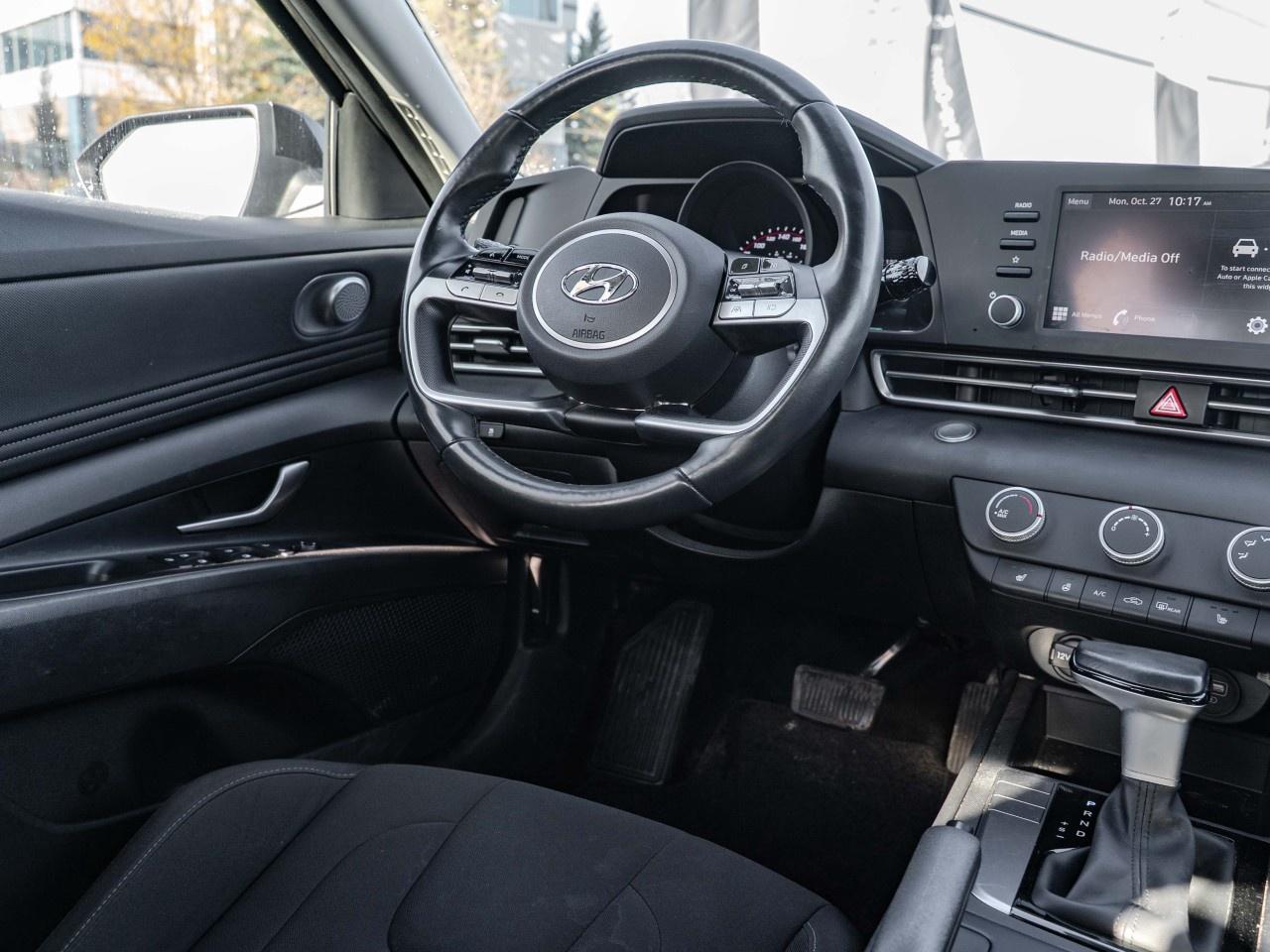 2022 Hyundai Elantra Preferred IVT Photo