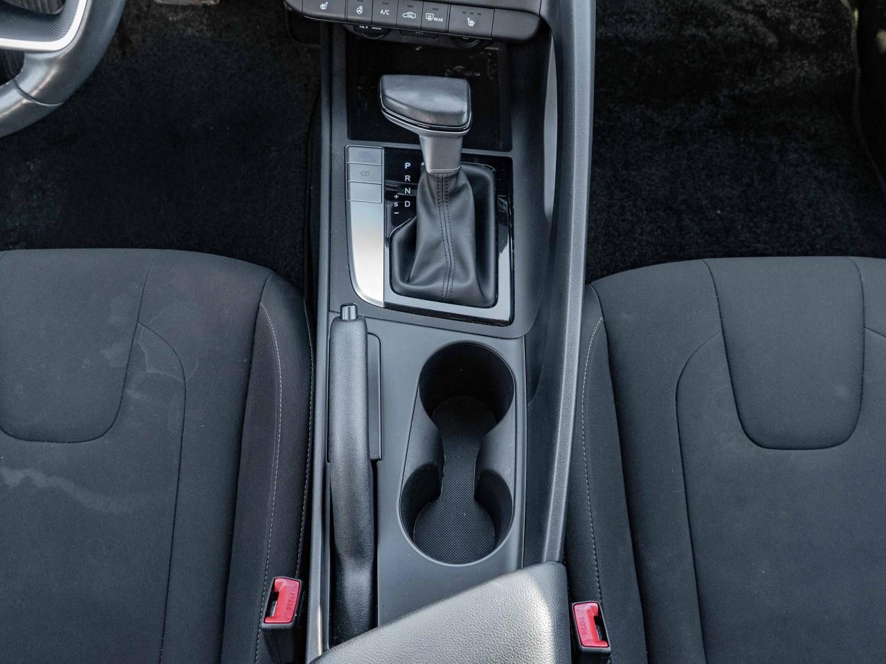 2022 Hyundai Elantra Preferred IVT Photo