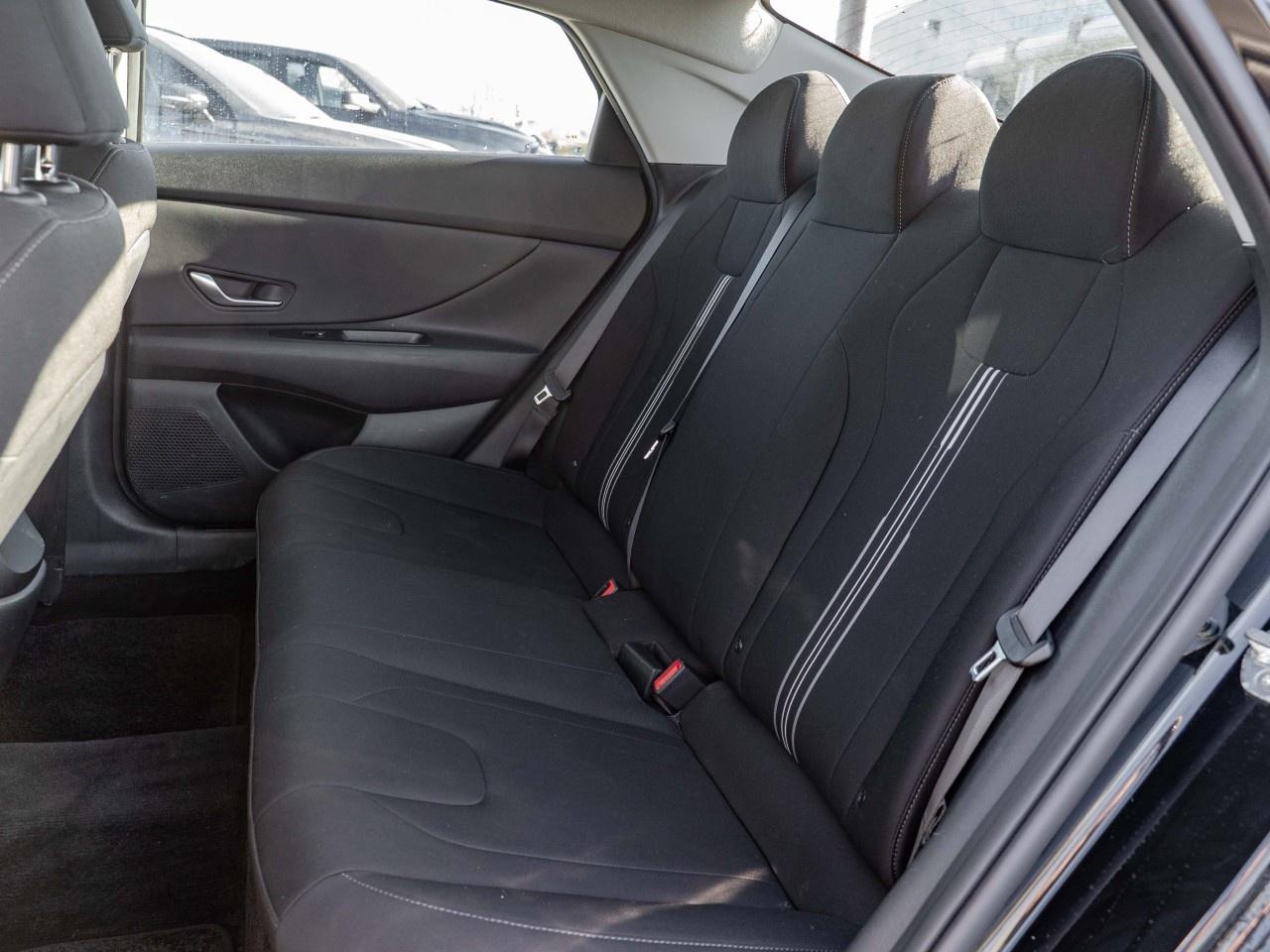 2022 Hyundai Elantra Preferred IVT Photo