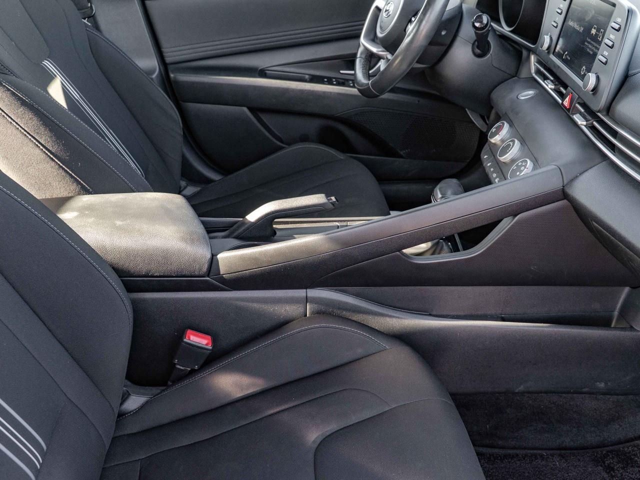 2022 Hyundai Elantra Preferred IVT Photo