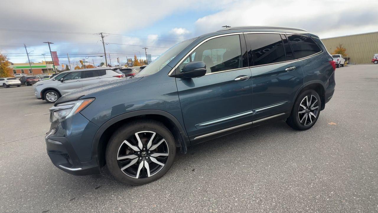 2021 Honda Pilot Touring 7P AWD, DVD PLAYER, 6 PASSENGER, MOONROOF, HEATED LEATHER SEATS, NAV, BACK UP CAM!! Photo3