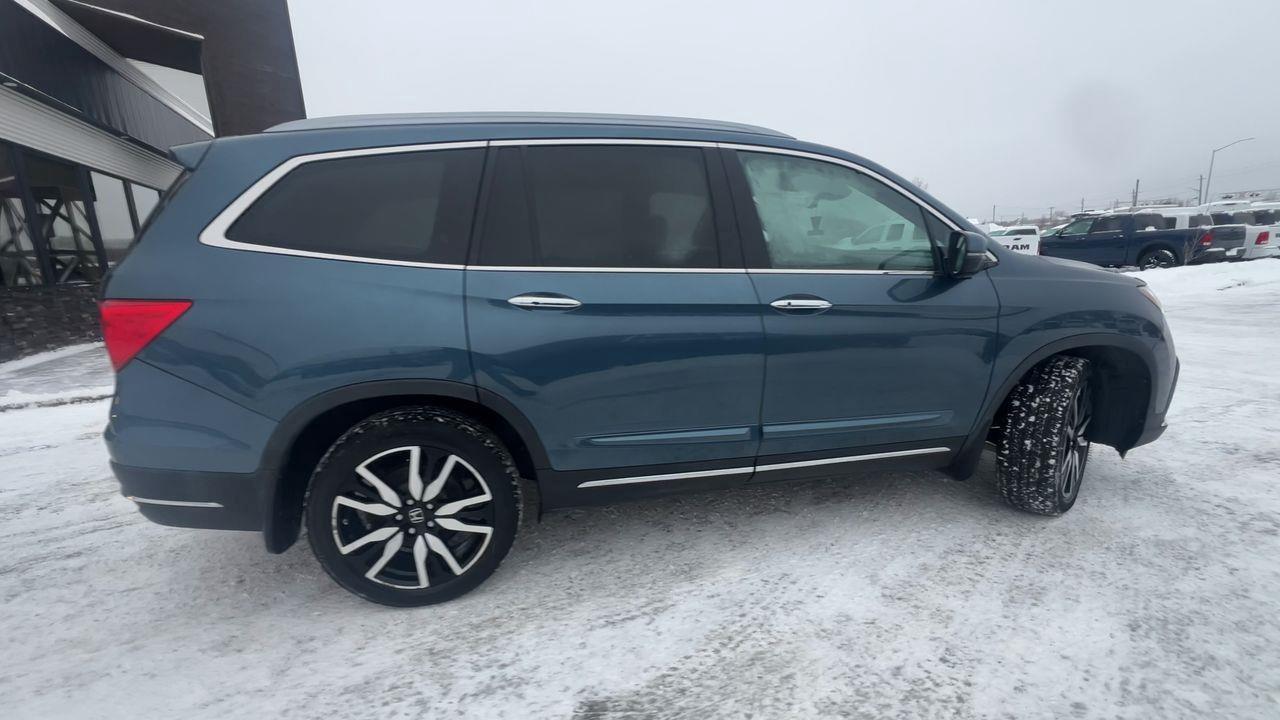 2021 Honda Pilot Touring 7P AWD, DVD PLAYER, 6 PASSENGER, MOONROOF, HEATED LEATHER SEATS, NAV, BACK UP CAM!! Photo