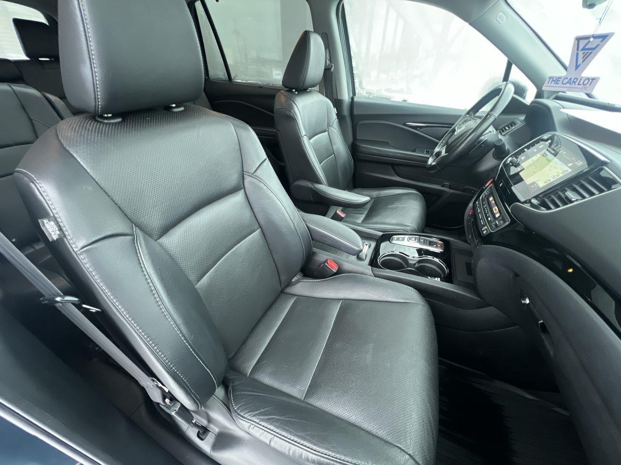 2021 Honda Pilot Touring 7P AWD, DVD PLAYER, 6 PASSENGER, MOONROOF, HEATED LEATHER SEATS, NAV, BACK UP CAM!! Photo