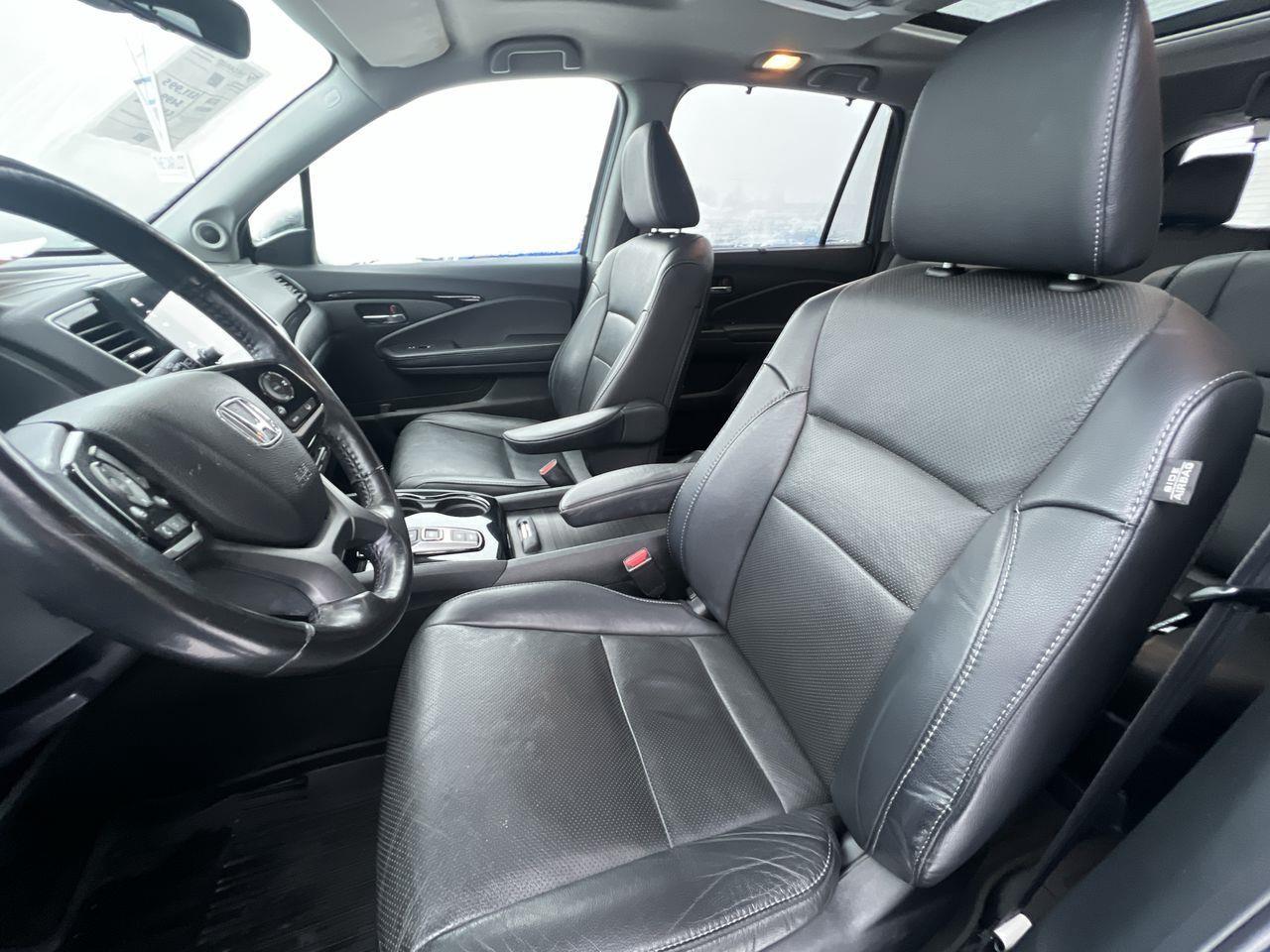 2021 Honda Pilot Touring 7P AWD, DVD PLAYER, 6 PASSENGER, MOONROOF, HEATED LEATHER SEATS, NAV, BACK UP CAM!! Photo