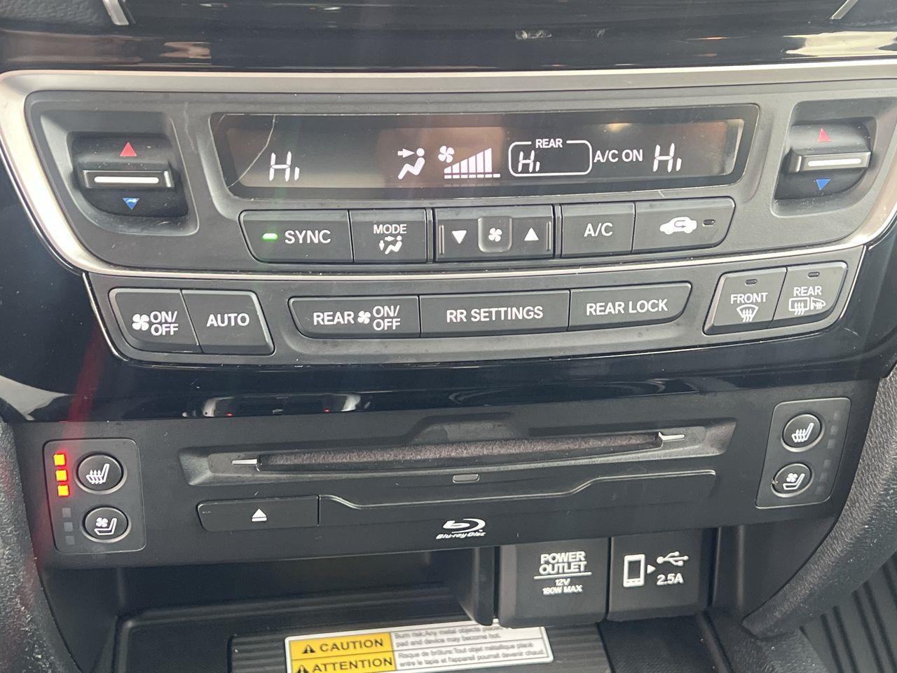 2021 Honda Pilot Touring 7P AWD, DVD PLAYER, 6 PASSENGER, MOONROOF, HEATED LEATHER SEATS, NAV, BACK UP CAM!! Photo