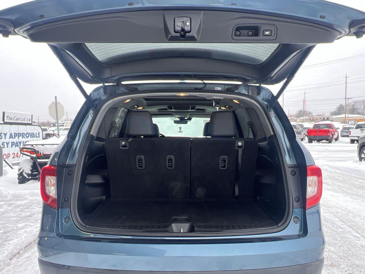 2021 Honda Pilot Touring 7P AWD, DVD PLAYER, 6 PASSENGER, MOONROOF, HEATED LEATHER SEATS, NAV, BACK UP CAM!! Photo