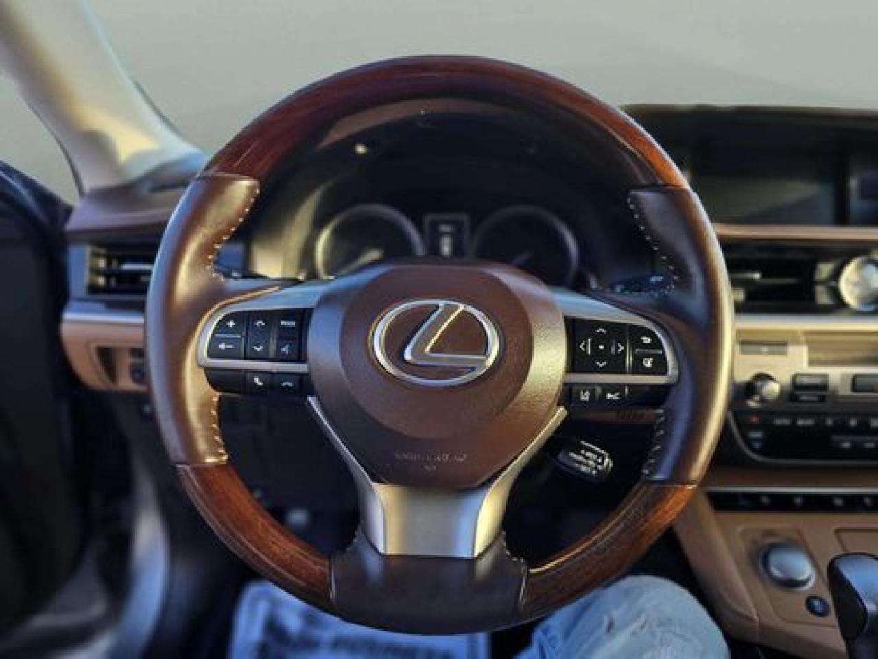 2017 Lexus ES 350 - Photo #13