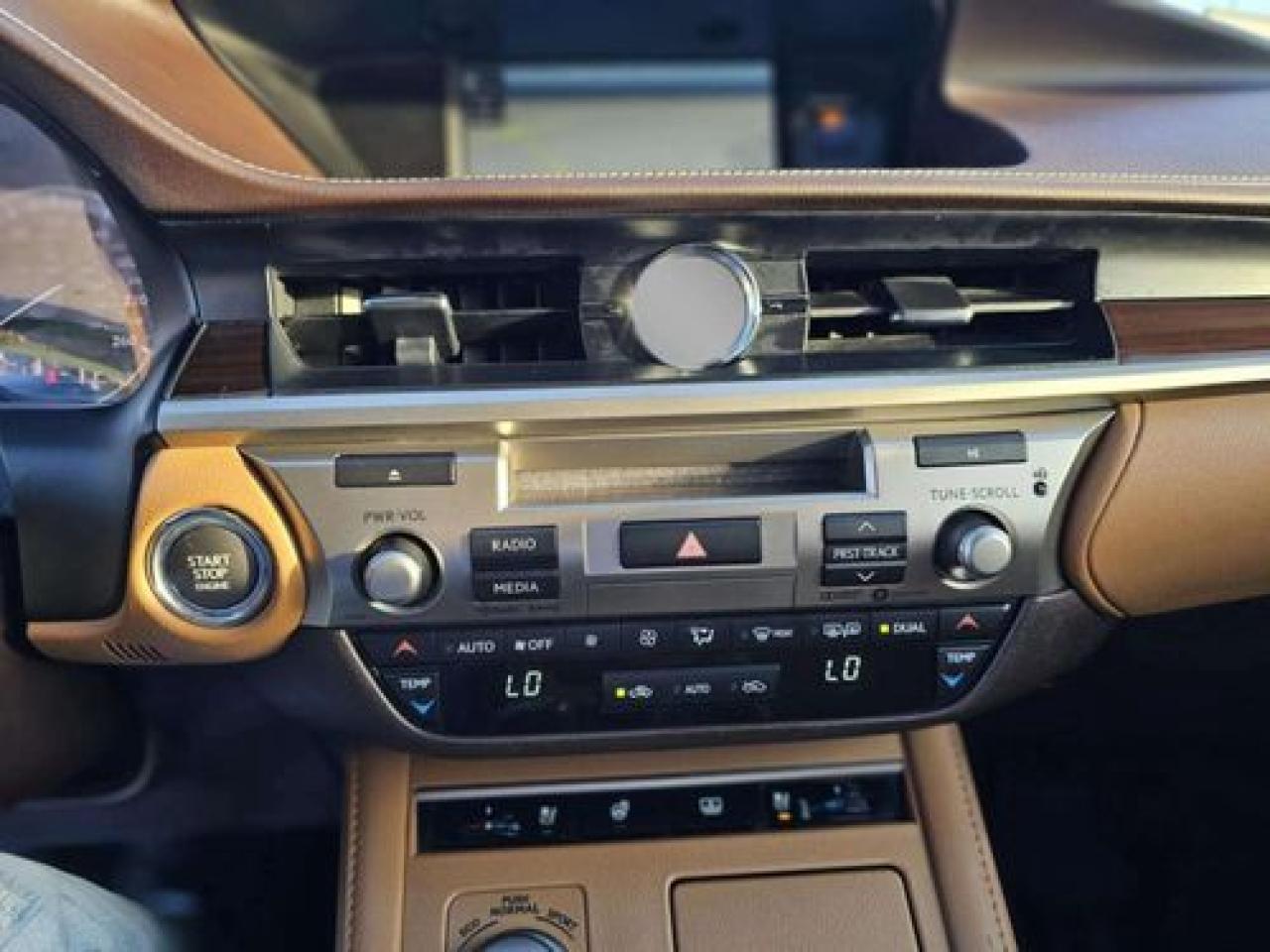 2017 Lexus ES 350 - Photo #16