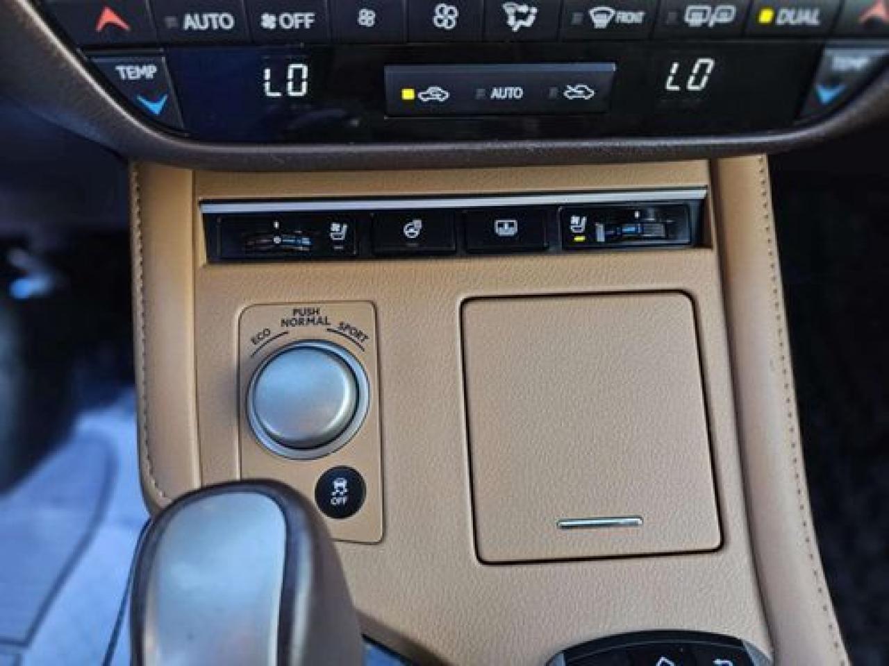 2017 Lexus ES 350 - Photo #17