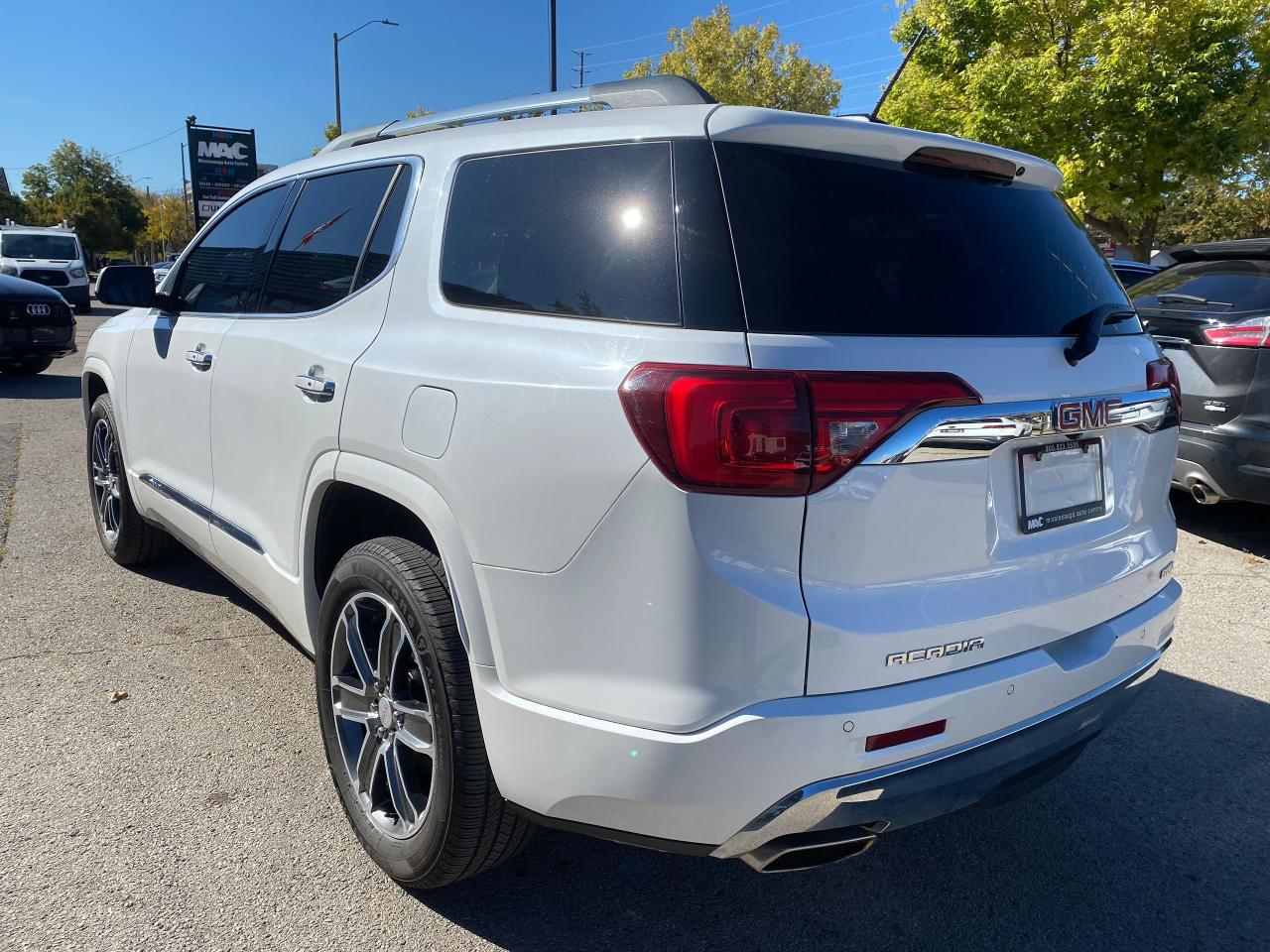 2019 GMC Acadia Denali Photo2