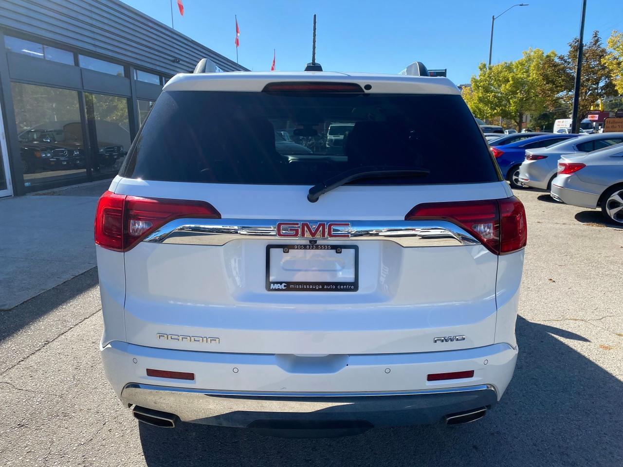 2019 GMC Acadia Denali Photo3
