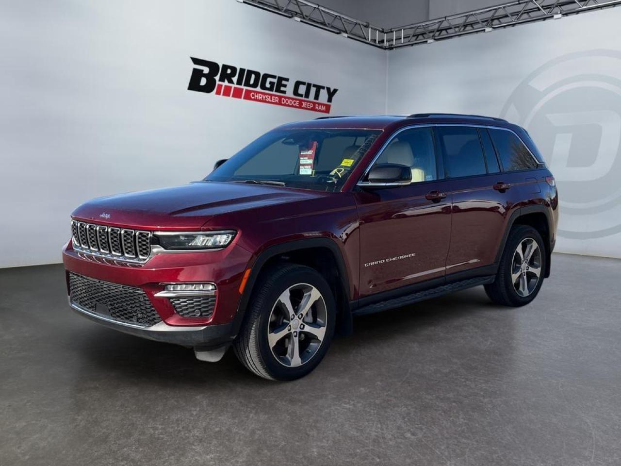 Used 2023 Jeep Grand Cherokee Limited 3.6L V6 - Wicker Beige Interior Pkg - 360 Camera - Side Steps - 20 Wheels - Remote Start - 4X4 for sale in Lethbridge, AB