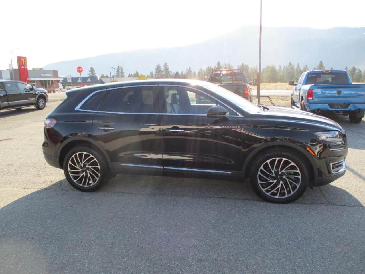 2019 Lincoln Nautilus Reserve AWD Photo3