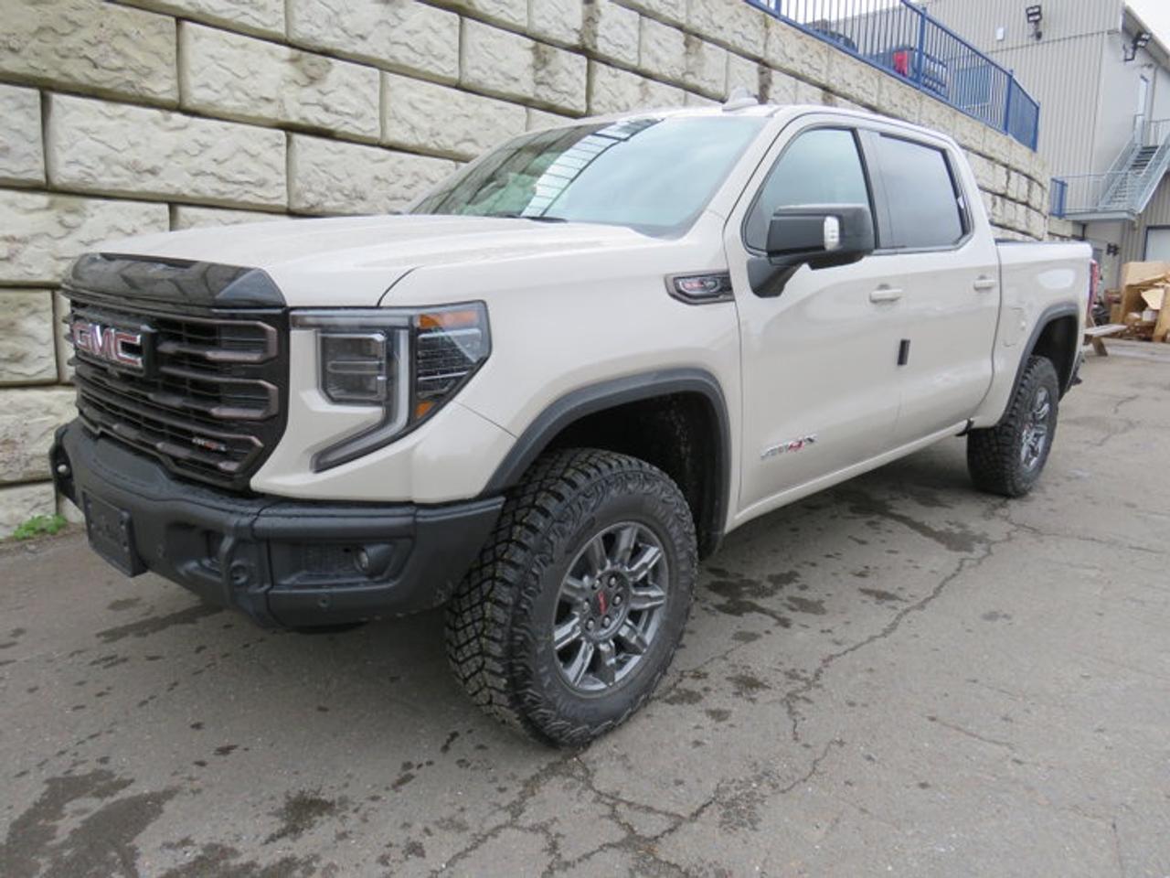 4WD Crew Cab 147 AT4X, 10-Speed Automatic, Gas V8 6.2L/376